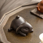 Tea pet coniglio in argilla viola