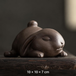 Tea pet coniglio in argilla viola — Sdraiato