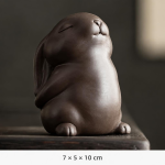 Tea pet coniglio in argilla viola — Seduto con gli occhi chiusi
