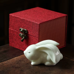 Tea pet coniglio in ceramica con orecchie pendenti — Sdraiato lucido con confezione regalo