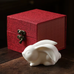 Tea pet coniglio in ceramica con orecchie pendenti — Sdraiato opaco con confezione regalo