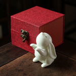 Tea pet coniglio in ceramica con orecchie pendenti — Seduto lucido con confezione regalo