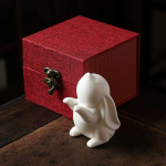 Tea pet coniglio in ceramica con orecchie pendenti — Seduto opaco con confezione regalo
