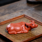 Tea pet di Yixing a forma di bovino — Rosso-bruno