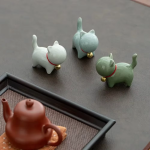Tea pet gatto in ceramica con collare rosso