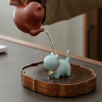 Tea pet gatto in ceramica con collare rosso