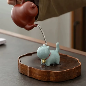 Tea pet gatto in ceramica con collare rosso