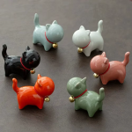 Tea pet gatto in ceramica con collare rosso