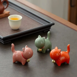 Tea pet gatto in ceramica con collare rosso
