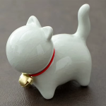 Tea pet gatto in ceramica con collare rosso — Bianco