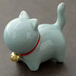 Tea pet gatto in ceramica con collare rosso — Grigio-azzurro molto chiaro