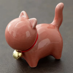 Tea pet gatto in ceramica con collare rosso — Rosa salmone