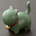 Tea pet gatto in ceramica con collare rosso — Verde