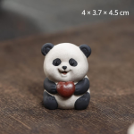 Tea pet in argilla di Yixing a forma di panda — Seduto con un cuore