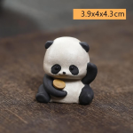 Tea pet in argilla di Yixing a forma di panda — Seduto, zampa alzata e accessorio ocra