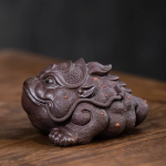 Tea pet in argilla di Yixing a forma di rospo — Marrone violaceo