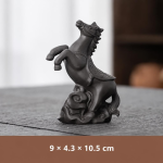 Tea pet in argilla viola con animali zodiacali — Cavallo impennato