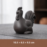 Tea pet in argilla viola con animali zodiacali — Gallo seduto