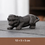 Tea pet in argilla viola con animali zodiacali — Gatto accovacciato