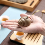 Tea pet in argilla viola con spirale in rilievo