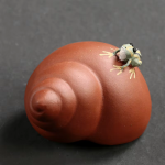 Tea pet in argilla viola con spirale in rilievo