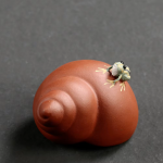 Tea pet in argilla viola con spirale in rilievo