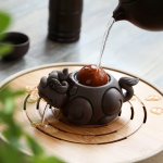 Tea pet in ceramica con rilievi scolpiti