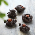 Tea pet in ceramica con rilievi scolpiti