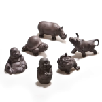 Tea pet in ceramica con rilievi scolpiti