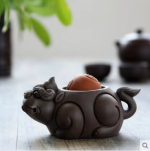 Tea pet in ceramica con rilievi scolpiti — Animale con corno appuntito