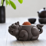 Tea pet in ceramica con rilievi scolpiti — Animale con cresta irregolare
