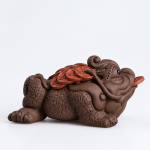 Tea pet in ceramica con rilievi scolpiti — Figurina con cresta avvolta