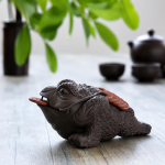 Tea pet in ceramica con rilievi scolpiti — Figurina con testa irregolare