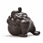 Tea pet in ceramica con rilievi scolpiti — Seduto con fronte scolpita