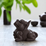 Tea pet in ceramica con rilievi scolpiti — Seduto con orecchie dritte