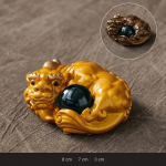 Tea pet in resina con duo di carpe — Dorata rannicchiata e blu notte