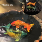 Tea pet in resina con duo di carpe — Due pesci arancioni e verdi