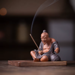 Tea pet Jiang Taigong in argilla viola con colino