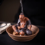 Tea pet Jiang Taigong in argilla viola con colino