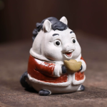 Tea pet maialino portafortuna in argilla di Yixing — Bianco e rosso