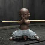 Tea pet monaco di kung fu in argilla viola — 1 figurina, accovacciata, mani giunte, azzurro molto chiaro