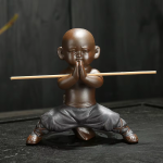 Tea pet monaco di kung fu in argilla viola — 1 figurina, accovacciata, mani giunte, grigio scuro