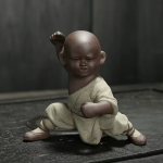 Tea pet monaco di kung fu in argilla viola — 1 figurina, accovacciata, pugno alzato, beige verdastro