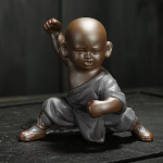 Tea pet monaco di kung fu in argilla viola — 1 figurina, accovacciata, pugno alzato, grigio scuro