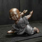 Tea pet monaco di kung fu in argilla viola — 1 figurina, inginocchiata, entrambe le braccia alzate, grigio scuro