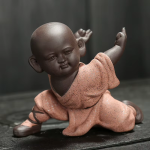 Tea pet monaco di kung fu in argilla viola — 1 figurina, inginocchiata, un braccio alzato, rosa salmone
