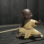 Tea pet monaco di kung fu in argilla viola — 1 figurina, posizione bassa, gambe divaricate, giallo ocra