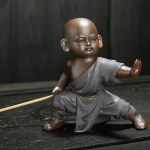 Tea pet monaco di kung fu in argilla viola — 1 figurina, posizione bassa, gambe divaricate, grigio scuro