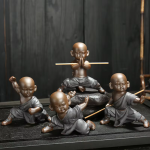 Tea pet monaco di kung fu in argilla viola — Set da 4, abiti scuri