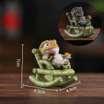 Tea pet rana dorata in resina su poltrona a dondolo — Verde salvia
